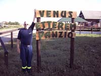 Erich vor der Pension Venus Etterem Panzio in Ungarn.