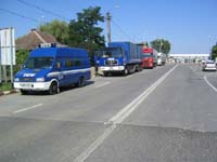 Vor dem Kontrollpunkt des nationalen Transportministeriums an der rumnischen Grenze Petea.