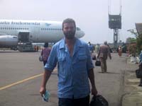Axel Schirmacher auf indonesischem Flugplatz nach Banda Aceh Einsatz und vorm Rckflug nach Hamburg