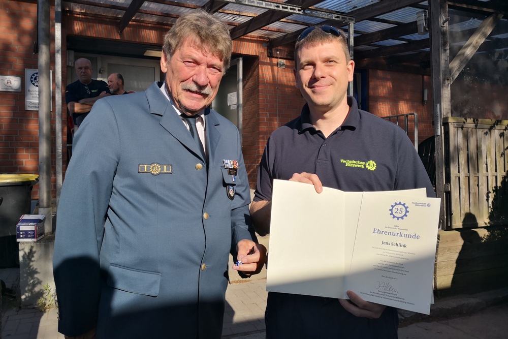 Jens Schlink bekommt die Urkunde vom Ortsbeauftragten Dietwald Jager übergeben.