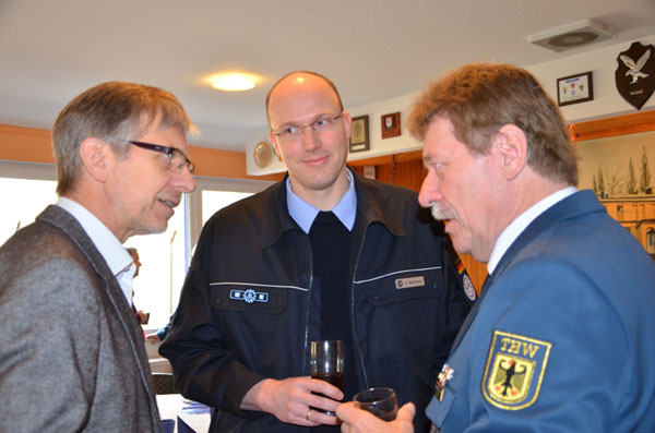 Bernd Mencke von der Beiersdorf AG, einer der eingeladenen Arbeitgeber, mit Zugführer André Stemman und dem Ortsbeauftragten Dietwald Jager.