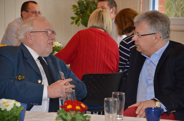 THW-Landessprecher Bernd Balzer im Gespräch mit Jan Quast (SPD), Mitglied der Hamburgischen Bürgerschaft.
