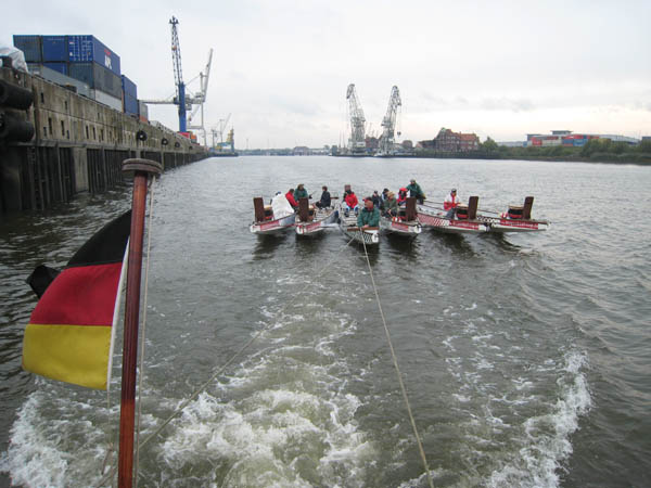 Die Drachenboote werden von Hansahafen in den Grasbrookhafen geschleppt.