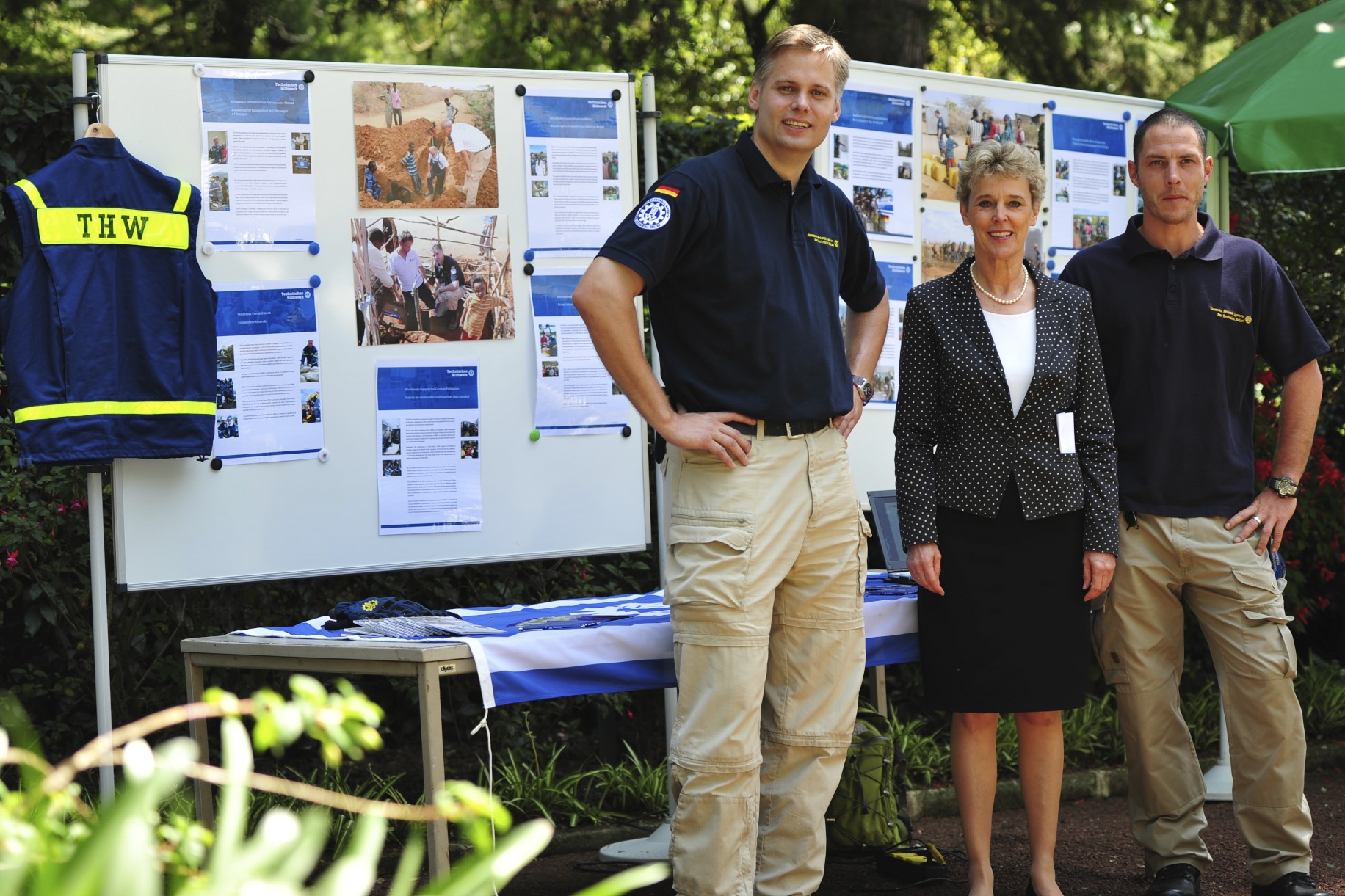 Botschafterin Liselore Cyrus lud am Tag der Deutschen Einheit das THW ein, den geladenen Gästen die technisch-humanitäre Hilfe in Äthiopien vorzustellen.