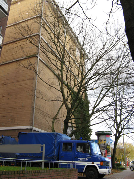 Der Hochbunker in der Habichtstraße. Für den Fall der Fälle wäre der massive Betonklotz noch gerüstet. Gewartet wird er allerdings nicht mehr.