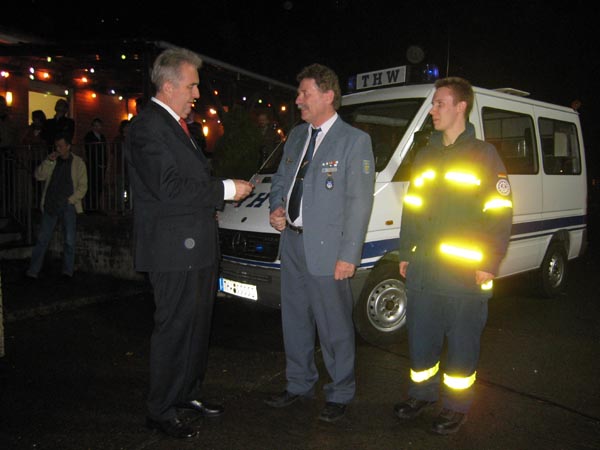 Der stellvertretende Bezirksamtsleiter Harald Rösler übergibt dem Ortsbeauftragten Dietwald Jager die Fahrzeugschlüssel.