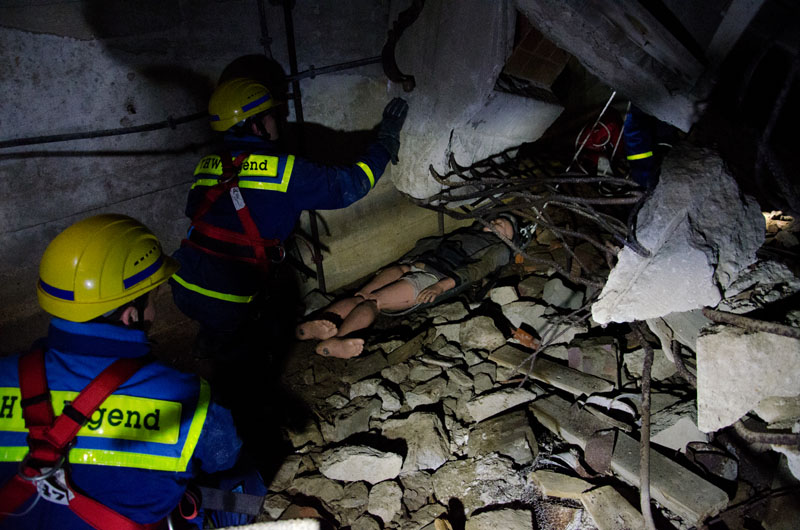 Sehr mühsam müssen Verletzte tief aus den Trümmern gerettet werden.
