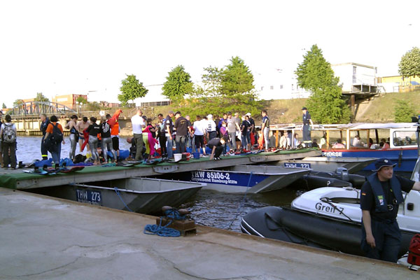 Im Hintergrund unterstützte das THW zahlreiche Aktionen, wie zum Beispiel die Wasserskishow.