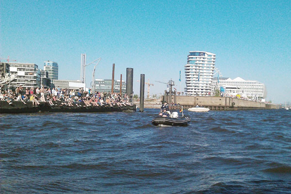 Die Bootsgruppe patrouilliert mit dem neuen Boot „Peter“ vor den Landungsbrücken.