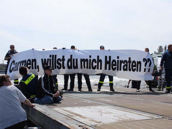Ein besonderes Highlight war auch die Aktion unseres Helfers Sven Noster der seiner Carmen mit einem riesigen Banner auf der THW-Fähre einen Heiratsantrag machte. 