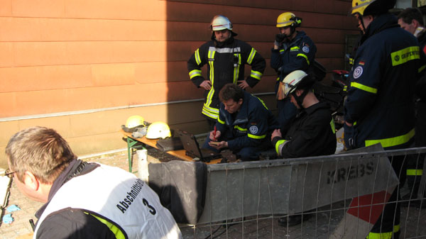 Die Fachhelfer aus Hamburg-Nord setzten unter anderem auch das Bioradar der Hamburger Feuerwehr ein.