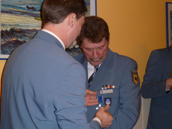 Für sein herausragendes Engagement und seine Verdienste um das THW erhielt Dietwald Jager das THW-Ehrenzeichen in Silber.