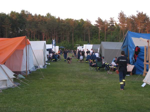 Das gesamte Fußballfeld der Bundespolizeikaserne Ratzeburg wurde von den 30 teilnehmenden Jugendgruppen mit 65 Zelten bebaut.