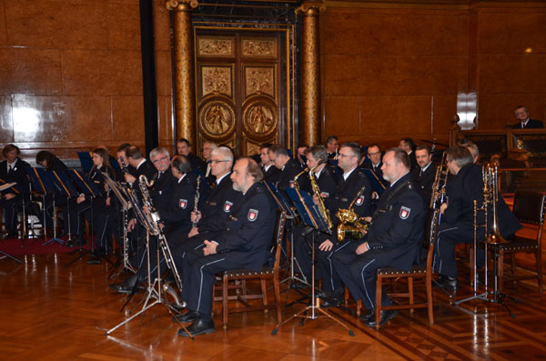 Das Polizeiorchester Hamburg beeindruckte mit „Olympic Theme und Fanfare“ und „Mission Impossible“.