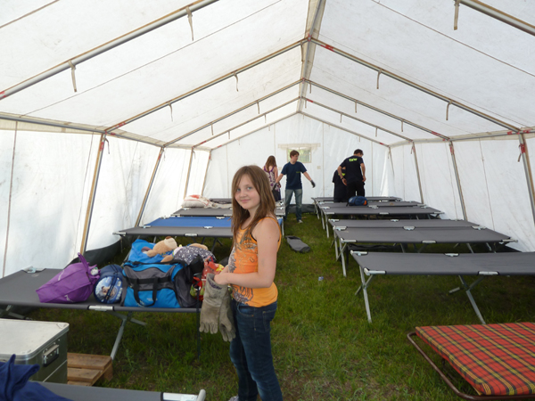 Wir bauten die Zelte auf, stellten die Feldbetten auf und richten uns häuslich ein.