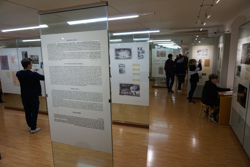 Die Ausstellung in der Magdeburger Kaserne widmet sich den künstlerischen Aktivitäten der Lagerbewohner.