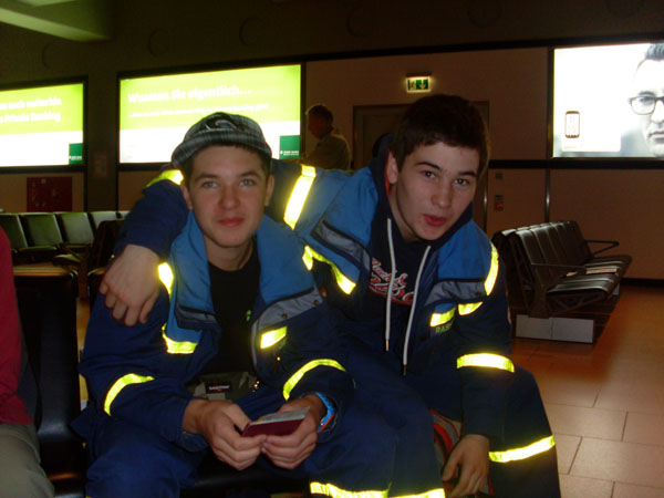 Janik und Rasmus am Flughafen.