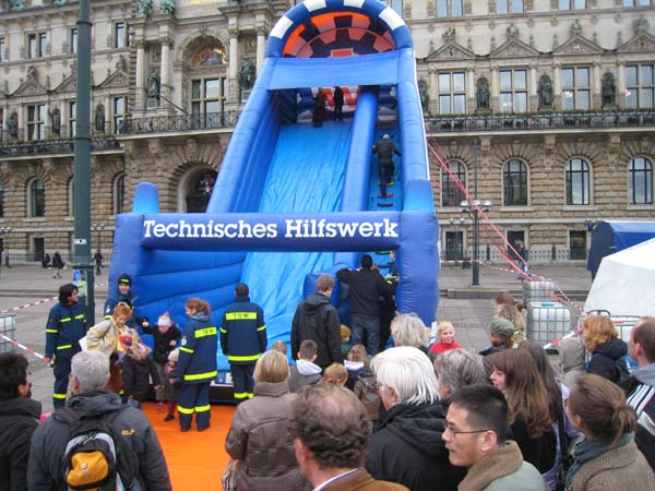 Die aufblasbare Riesenrutsche vor dem Hamburger Rathaus wurde nicht nur von Kindern ausgiebig genutzt.