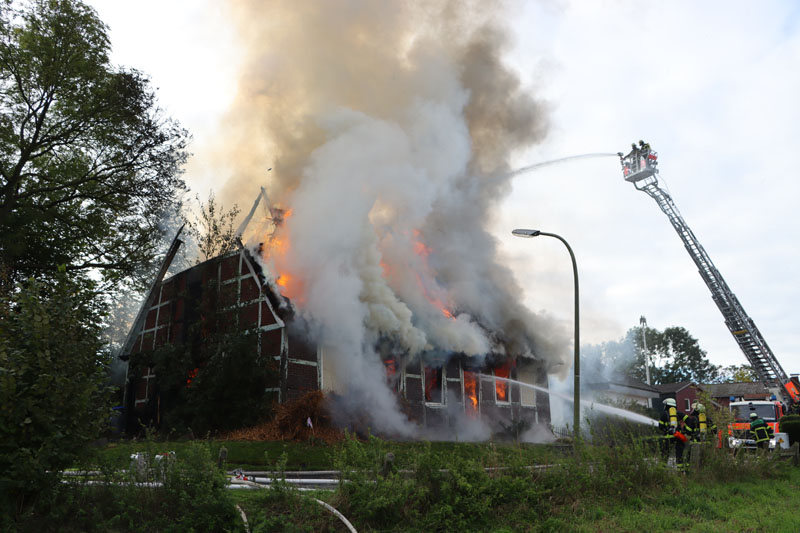 Löscharbeiten am reetgedecktes Fachwerkhaus durch die Feuerwehr Hamburg.