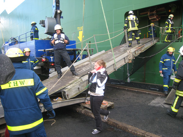 Die "Verletzten" werden über eine Rampe vom Schiff transportiert.