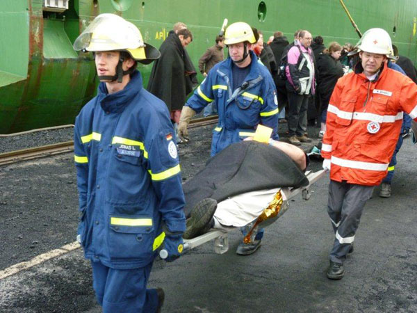 Helfer des Ortsverbandes Hamburg-Nord beteiligen sich an dem Transport der "Verletzten" vom Schiff zu den Rettungswagen.