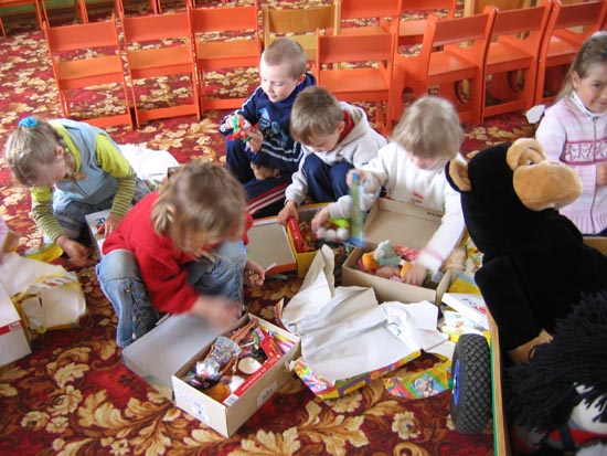 Das Spielzeug und die Kinderkleidung gehen in den Kindergarten, ebenso wie die 30 Wichtelpckchen, die hier unter lautem Jubel geffnet werden!