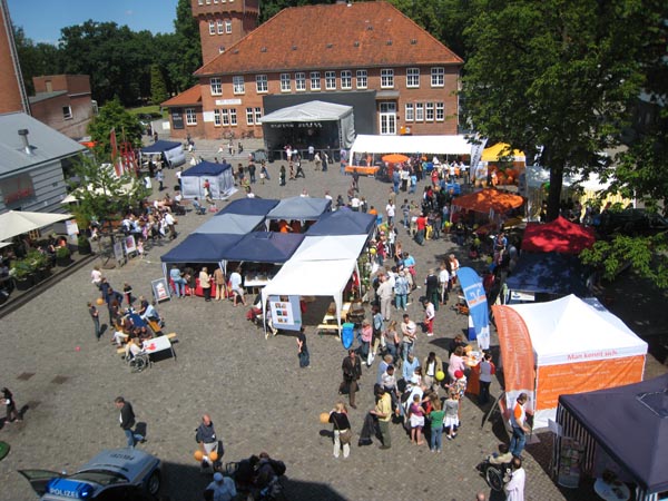 Der Alsterdorfer Markt mit durchgehendem Bühnenprogramm mit Live-Musik.