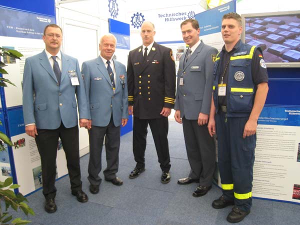 Zu den Referenten zählte auch Dept. Chief Bill Seelig, New York Fire Department (m.), hier mit Robert Köpke (l.), Winfried Plate (2.v.l.), Dierk Hansen (2.v.r), Sven Eichstaedt (r.).
