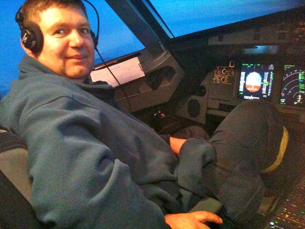 Im THW-Einsatzanzug im Cockpit.