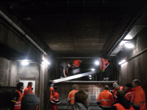 Die Mitarbeiter der Hochbahn bauten im Anschluss die Dammbalkensperre aus Aluminiumteilen im Tunnel auf.