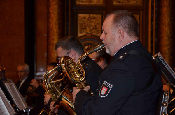 Das Polizeiorchester Hamburg beeindruckte mit „Olympic Theme und Fanfare“ und „Mission Impossible“.