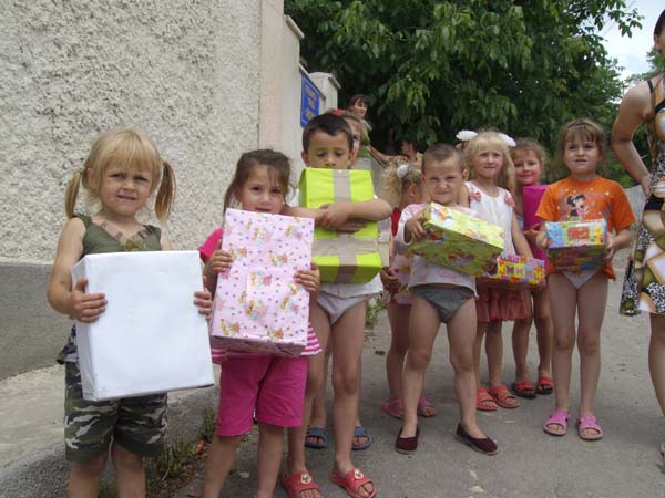 Verteilung von Wichtelpäckchen im Kinderheim von Frasinesti.