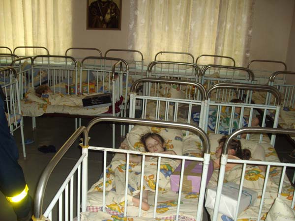 Im Kinderheim von Costuleni schlafen die Kleinen und wir legen leise jedem Kind ein Päckchen aufs Bett.