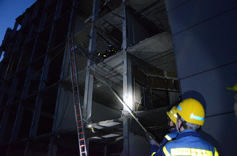 Für die Rettung wurde ein Leiterhebel verwendet und die Person sicher aus dem Gebäude gerettet.