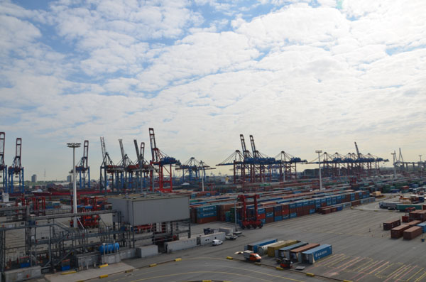 Der EUROGATE Containerterminal Hamburg liegt zentral im Waltershofer Hafen. An 365 Tagen im Jahr werden hier an sechs Großschiff-Liegeplätzen rund um die Uhr Containerschiffe abgefertigt.