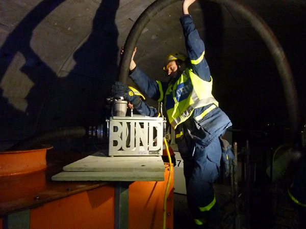 Damit die Übung auch realistisch durchgeführt werden konnte, hatte die Hochbahn einen Arbeitszug mit 14.000l Wasser in den Tunnel eingefahren, aus dem das Wasser gefördert wurde.
