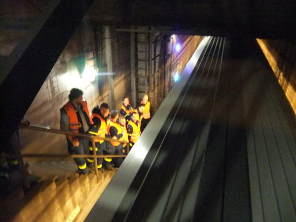 Jede durchfahrende Bahn kündigte sich mit Luftströmungen im Tunnel an.