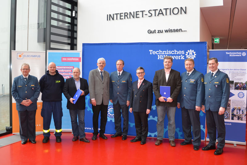 Zwei Handwerksbetriebe, Arbeitgeber von Helfern des Ortsverbandes Hamburg-Nord, wurden im Rahmend der Veranstaltung ausgezeichnet.